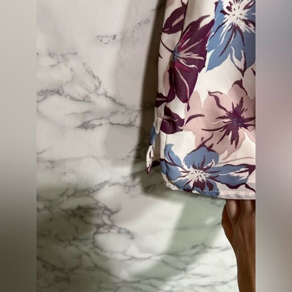 Vince Camuto Floral Print V-Neck Blouse in Sea Breeze, Size Small - Picture 9 of 13